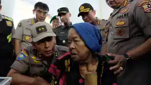 polri-bagi-bagi-sembako-dan-gelar-pengobatan-gratis-di-tangerang76.jpg
