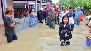 20260508-Terobos-Banjir-Setinggi-Lutut-Bupati-Bone-Pastikan-Keselamatan-Warga.jpg