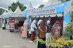 TUAN-RUMAH-Warga-mengunjungi-stand-UMKM-acara.jpg