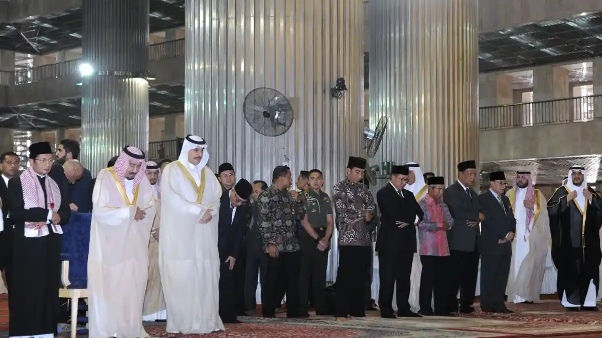 Raja Salman dan Jokowi Salat Tahiatul Masjid di Istiqlal