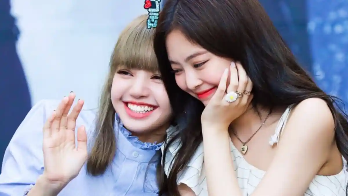 BEDA Cara Jennie & Lisa Nikmati Momen Natal, Maknae BLACKPINK Asyik Hangout Bareng Minnie (G)I-DLE
