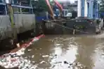 Petugas Memilih Sampah di Pintu Air Manggarai