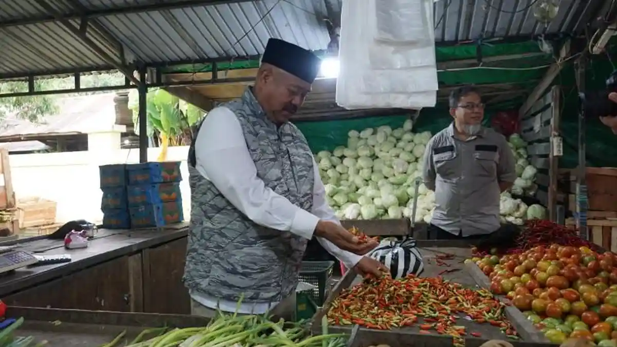 Bupati Edi Damansyah Cek Harga di Pasar Mangkurawang Kukar, Klaim Masih Aman 