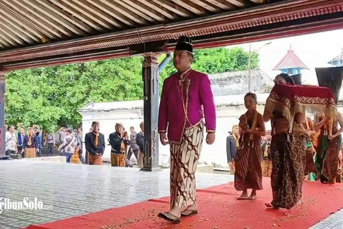 Momen Perdana Raja Baru Keraton Solo Pakubuwono XIV Hamengkunegoro Muncul di Hadapan Khalayak