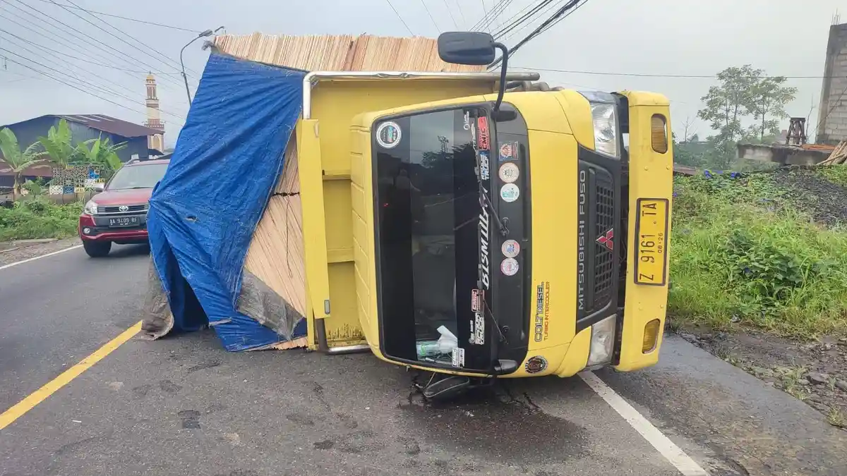 Kronologi Truk Pengangkut Triplek Terguling di Tanjakan Kertek Wonosobo