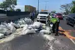 Pikap Muatan Beras Terguling di Tol Surabaya, 2 Orang Luka-Luka, Polisi: Ban Meletus