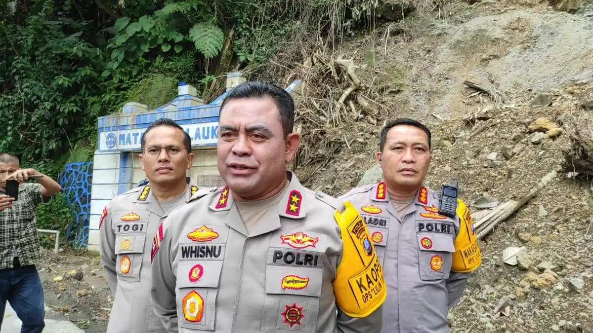 Tinjau Lokasi Bekas Longsor Jalur Medan-Berastagi H-1 Natal, Kapolda Sumut Pastikan Lalin Aman