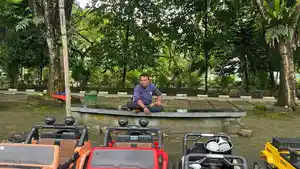 Feri-memiliki-sekitar-10-unit-mobil-mainan-yang-disewakan-kepada-pengunjung.jpg