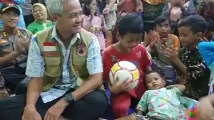 gubernur-jawa-tengah-ganjar-pranowo-saat-mengunjungi-pengungsi-di-aula-kecamatan-pekalongan-barat.jpg