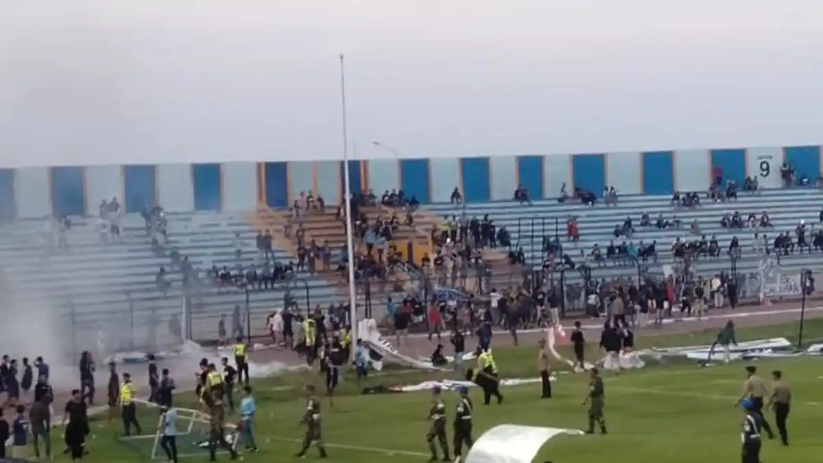 Laga Persela Vs Badak Lampung Sempat Terhenti 1 Jam, Tim Besutan Nil Maizar Menang Tipis