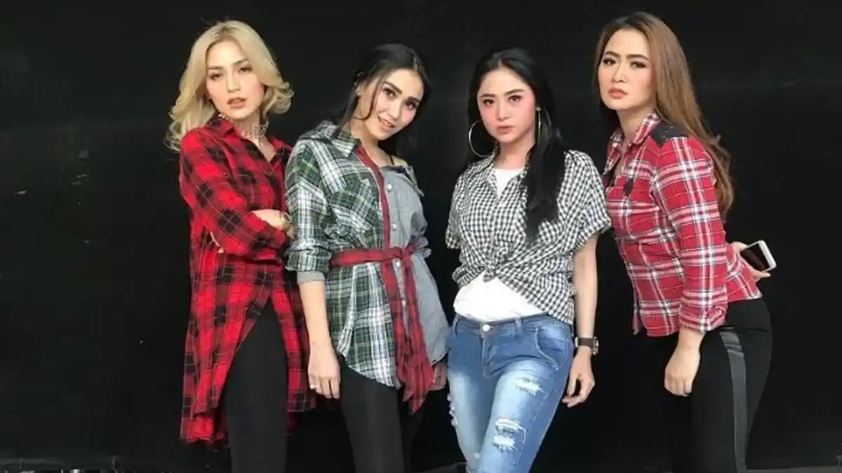 Kaki Ayu Ting Ting Sihir Netizen saat Foto di Pesbukers