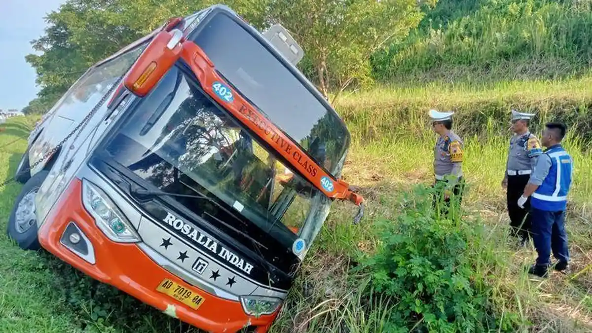 Bus Rosalia Indah Terguling di Km 370A Tol Batang-Semarang, 7 Korban Meninggal