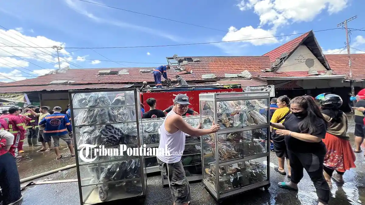BREAKING NEWS - Lima Ruko di Pasar Siantan Indah Pontianak Ludes Terbakar