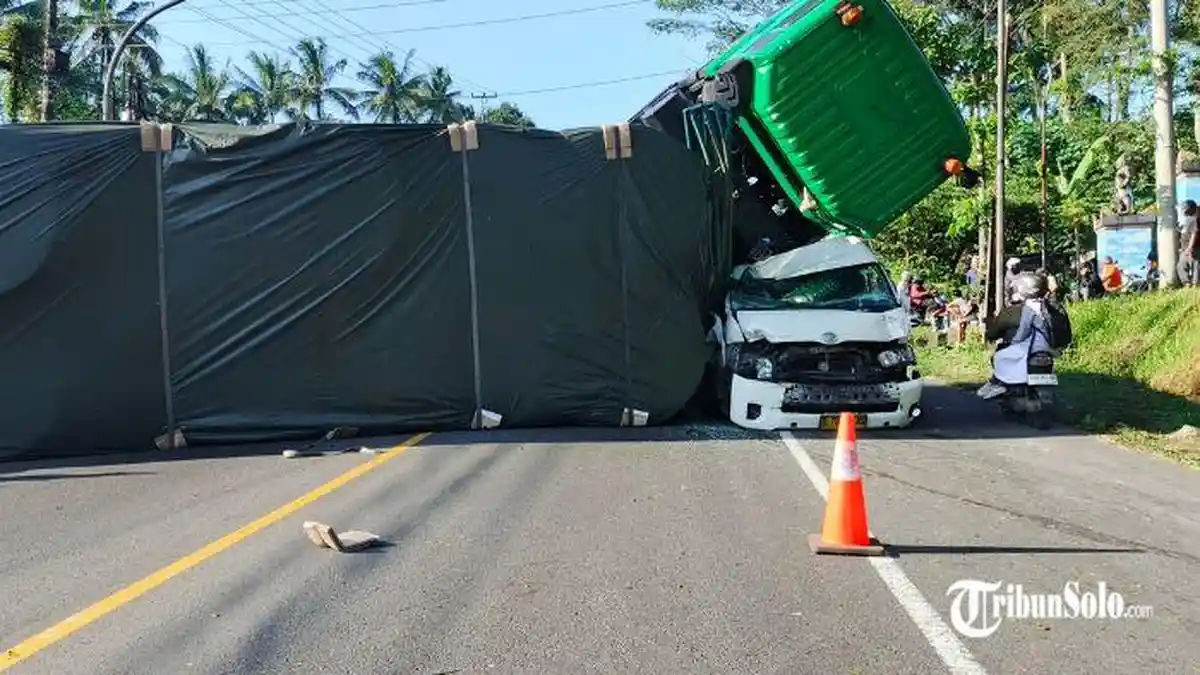 Trailer Bermuatan Kertas Terguling di Ampel : Timpa Hiace, Jalan Boyolali-Salatiga Tertutup