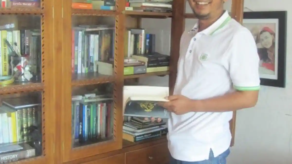 Delapan Rak Tak Muat Tampung Buku Hajriansyah