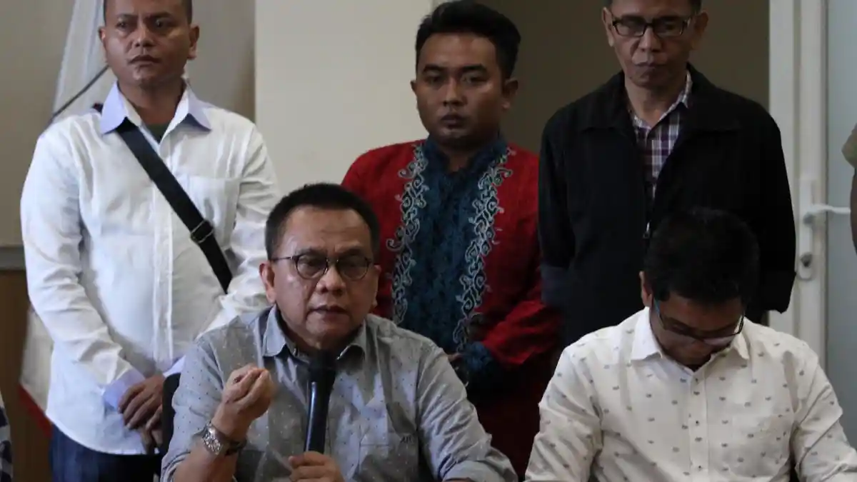 Taufik Sodorkan Kertas saat Rapat Bahas Raperda untuk Mengatur Reklamasi