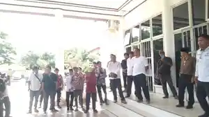Warga-saksikan-orasi-Camat-Kuala-Baru-Mansurdin-dan-Camat-Singkil-Khairuddin.jpg