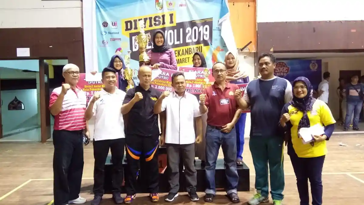 Voli Divisi I dan Kejurda PBVSI Pekanbaru, Anjungan Juara Putri dan Sialang Juara Putra