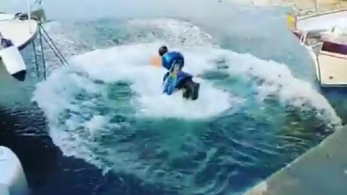 Jadi Kontroversi, Mario Balotelli Tantang Pemilik Bar Terjun ke Laut Pakai Motor Matik