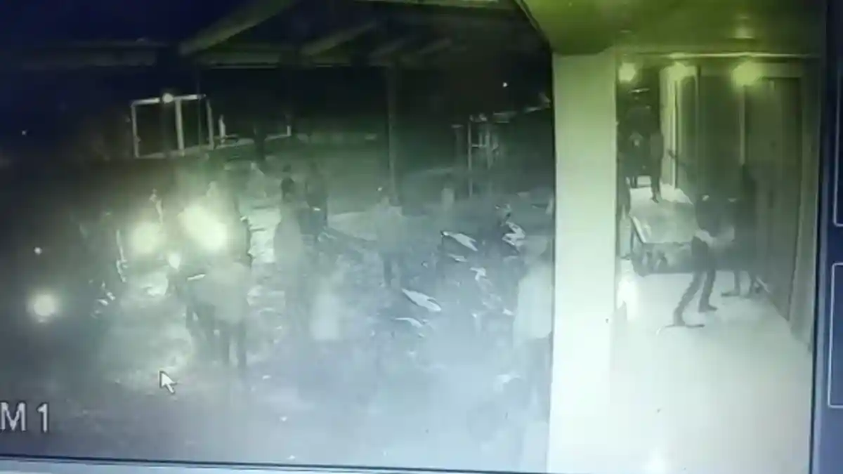 KRONOLOGI DETIK-DETIK Pemuda Sukabumi Digebugi dan Dibacok Geng Motor, Jatuh Tak Bisa Melawan