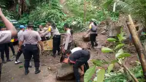 POLISI-BERSIHKAN-LONGSOR.jpg