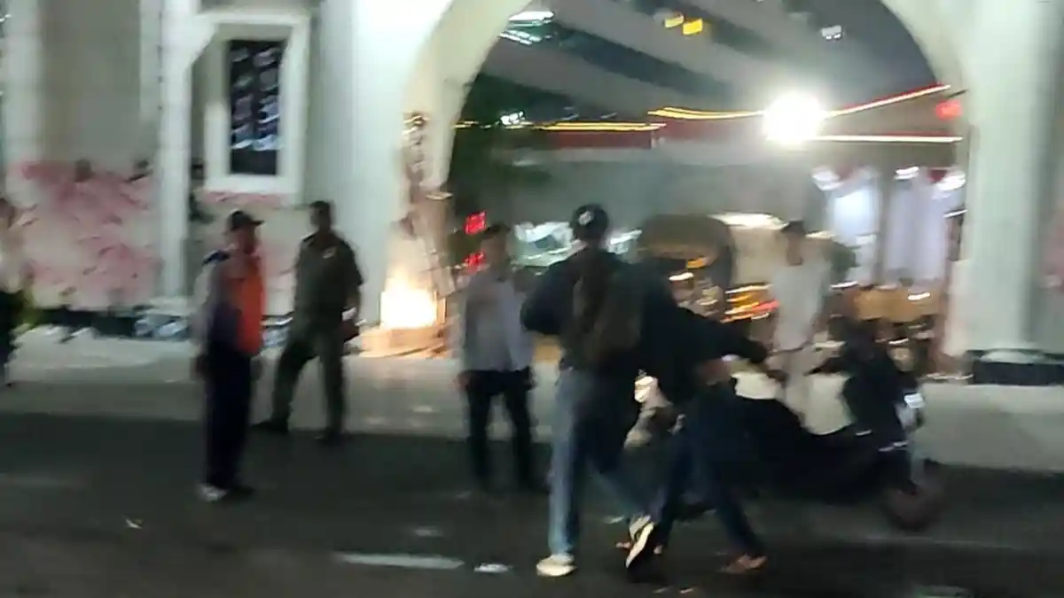 Polisi Pukul Kepala Pelajar yang Demo Depan Balai Kota Semarang, Ada yang Diamankan