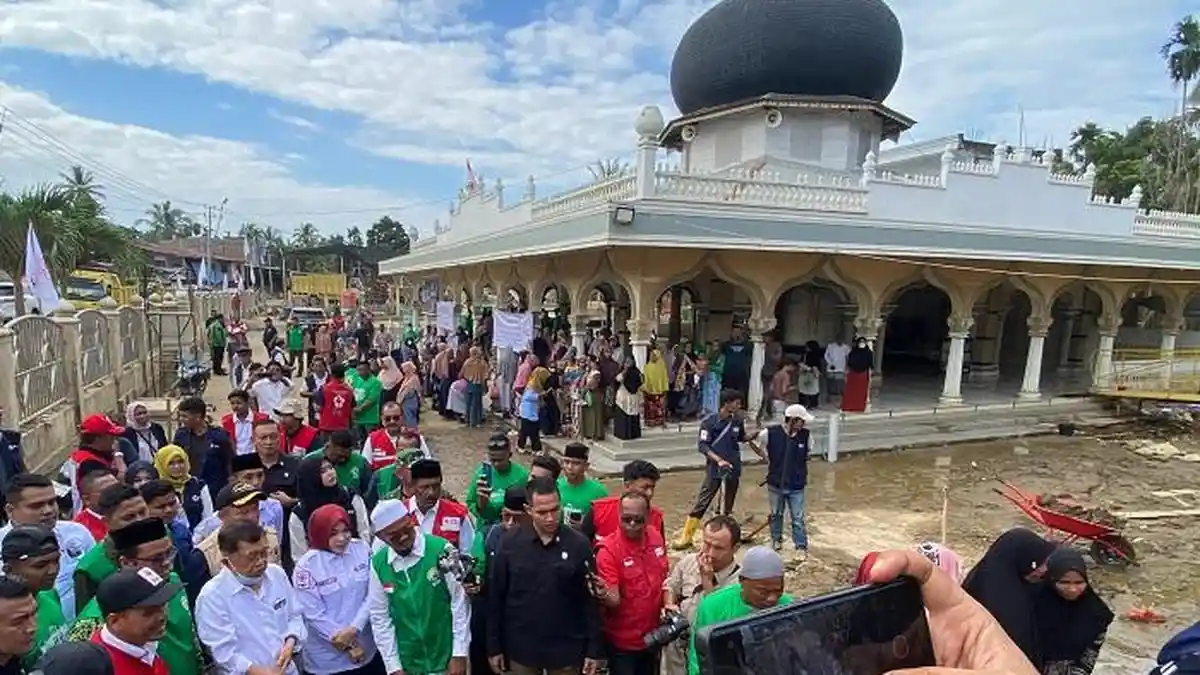 Diterima Mualem, Jusuf Kalla Serahkan Langsung Bantuan PMI untuk Pemulihan Aceh