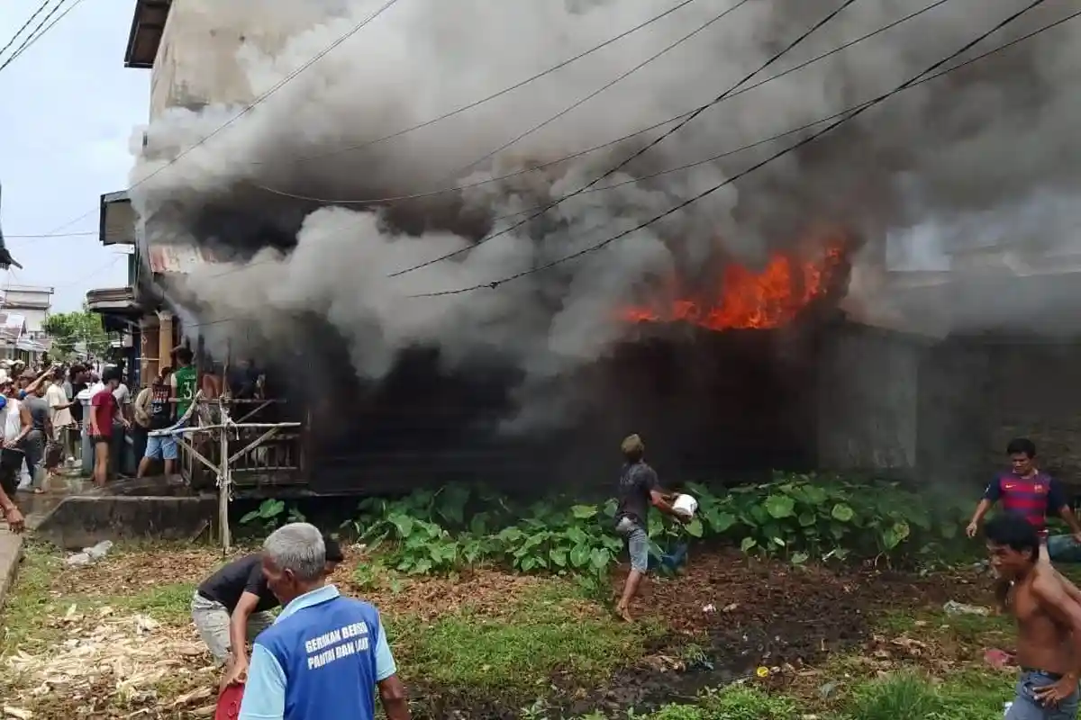 Kebakaran di Permukiman Padat Nipah Panjang Jambi, Satu Rumah Hangus
