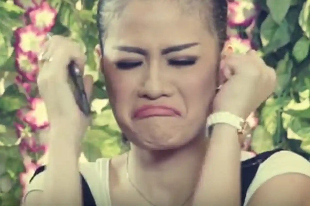 Tak Banyak Bicara, Hesty Klepek-Klepek Hanya Menangis Terus