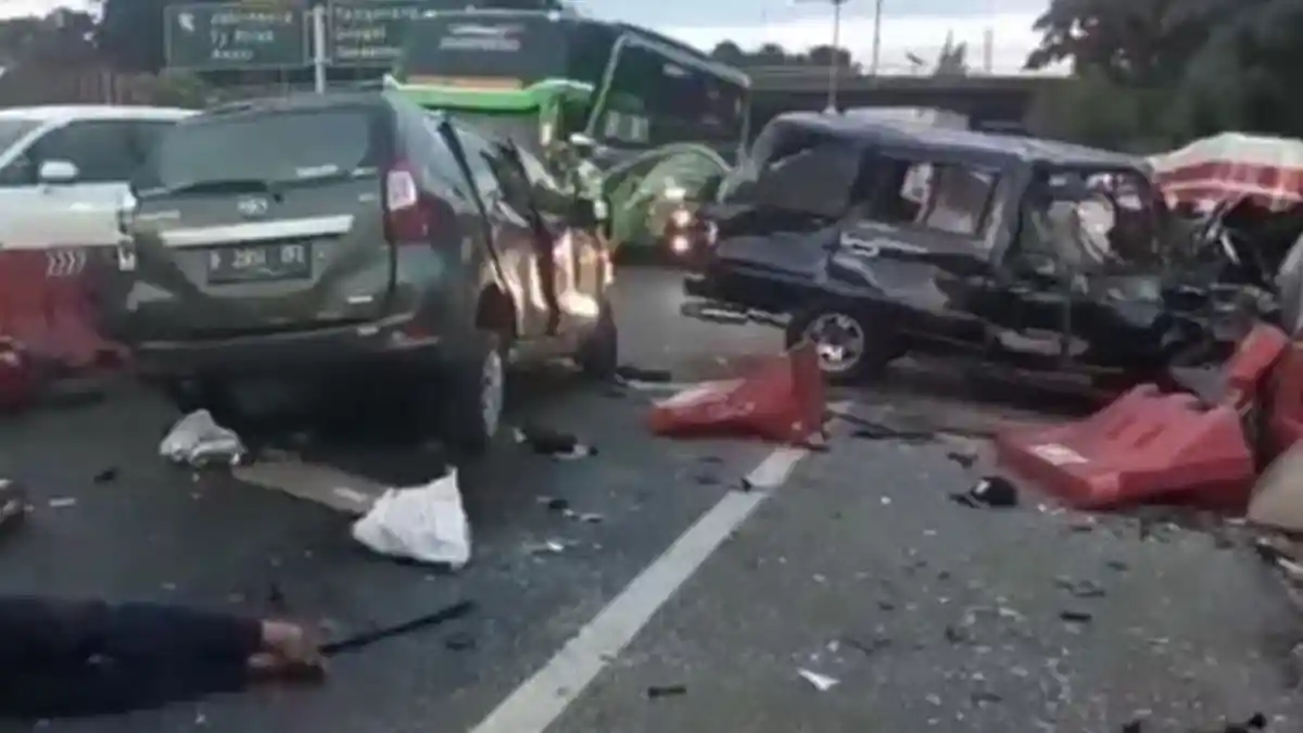 Tabrakan Mengerikan Kijang dan Avanza di Tol Cawang, Korban Bergelimpangan