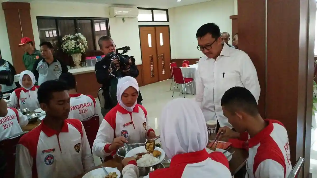 Ke Cibubur, Menpora Makan Siang Bareng Anggota Paskibraka Nasional 2019