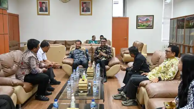 Bupati-Samosir-Serahkan-Laporan-Keuangan-Unaudited-Pemkab-Samosir-2023-ke-BPK-RI-Perwakilan-Sumut.jpg