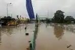 Banjir Semakin Tinggi di Jalan KH Abdullah Syafei
