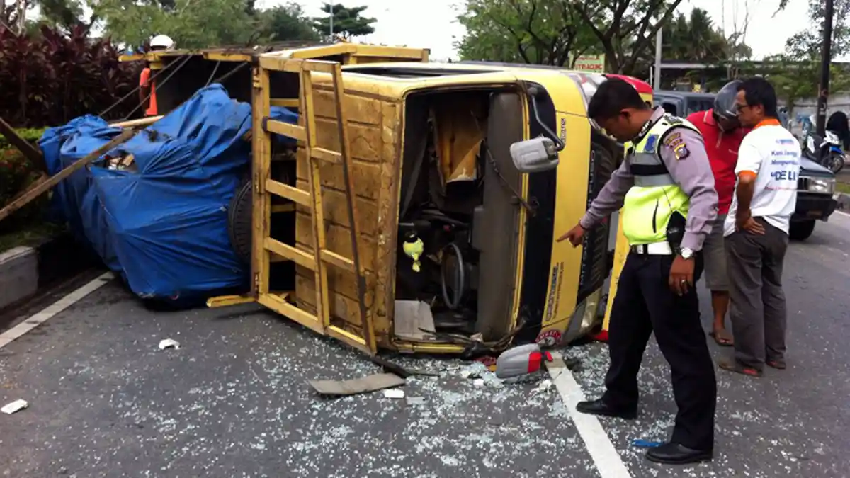 Truk Bermuatan Kaca Terbalik di Jalan Arifin Ahmad Pekanbaru