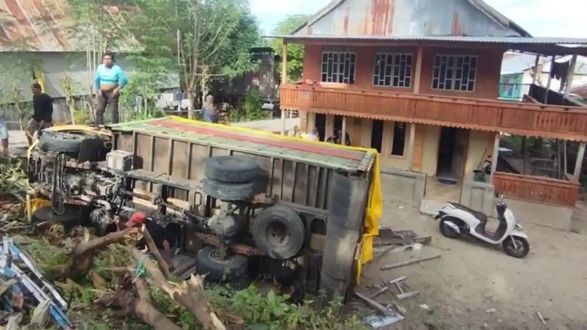 BREAKING NEWS: Truk Hantam Kios dan Rumah Warga di Pamboang Majene