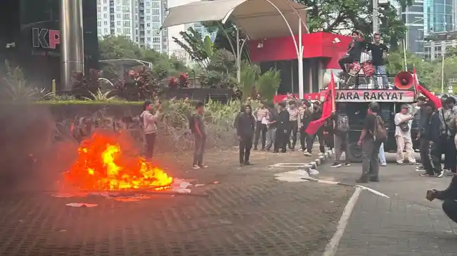 Bakar Spanduk di Depan KPK, Massa Tuntut Usut Dugaan Korupsi Impor 105 Ribu Mobil India