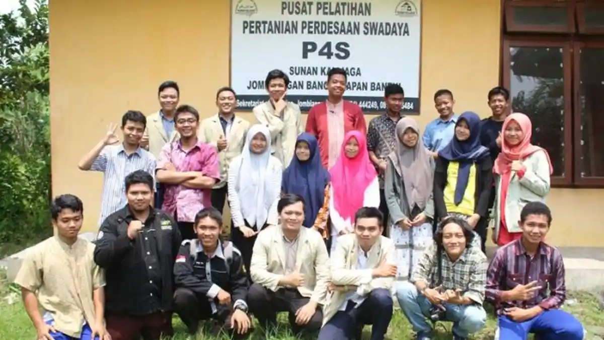 Mahasiswa UGM Berikan Beasiswa Domba pada Para Santri