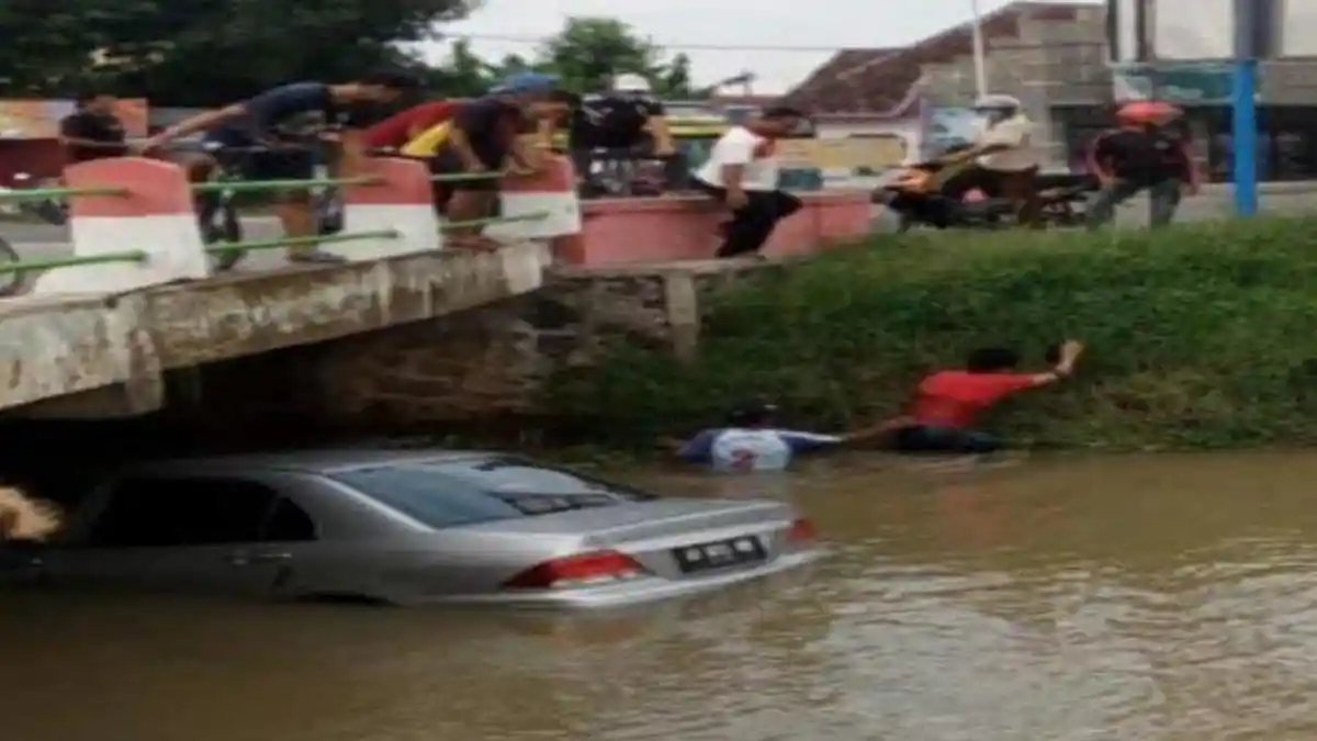 Mitsubishi Lancer Masuk ke Sungai Sedalam 1,5 Meter di Madiun