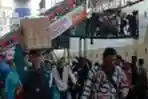 Arus Pemudik Tiba di Pelabuhan Tanjung Perak Surabaya