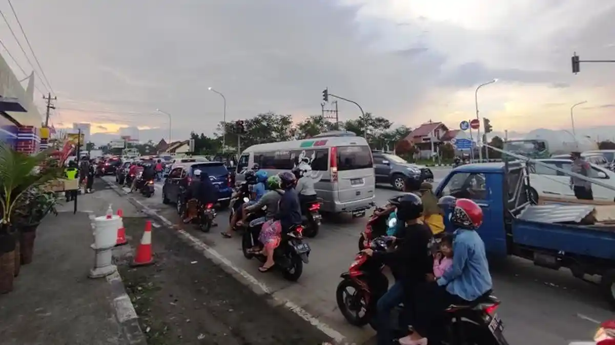 Terjadi Ketersendatan di Pertigaan Exit Tol Salatiga Akibat Ada Penyempitan Jalan