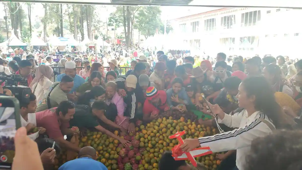Masyarakat Antusias Berebut Buah Gratis di Festival Bunga dan Buah Karo 2024