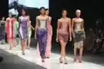 Fashion Show Ikat Indonesia Karya Didiet Maulana