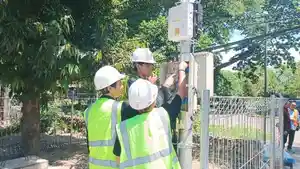 Petugas-saat-melakukan-pengecekan-instalasi-SJUT-IPT-di-Jalan-Danau-Tamblingan-Sanur.jpg