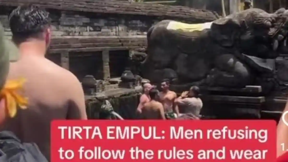 VIRAL : Diduga Serobot Antrian Melukat di Tirta Empul, Sesama Turis Adu Mulut
