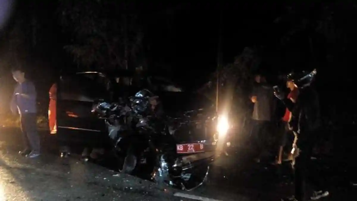 Mobil Dinas Mempawah Menyalib Hingga ke Tengah Jalan