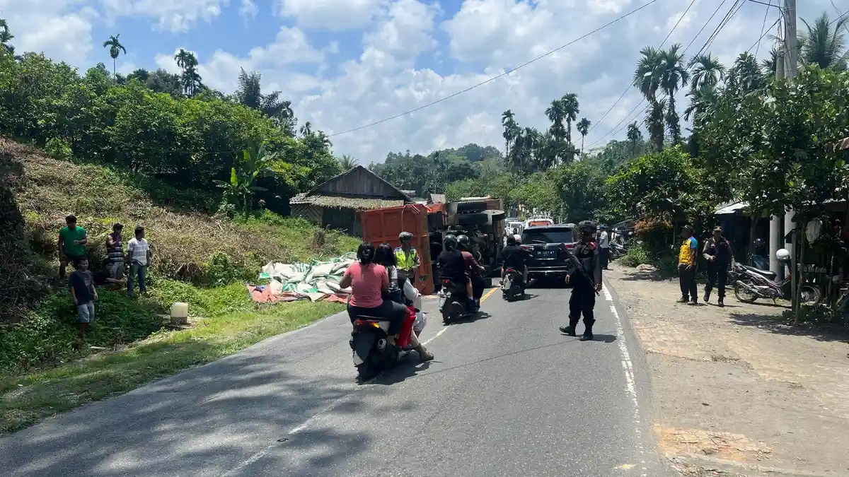 Brimob Sumut Sigap Tangani Laka Tunggal di Sembahe, Arus Lalu Lintas Cepat Pulih