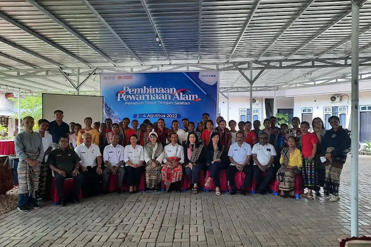 BCA Gandeng Warlami Beri Pelatihan bagi Penenun Kain di TTS