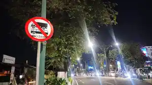 Rambu-larangan-bus-dan-truk-masuk-ke-Jalan-Panembahan-Senopati-ke-Titik-Nol-Kilometer-Yogyakarta.jpg