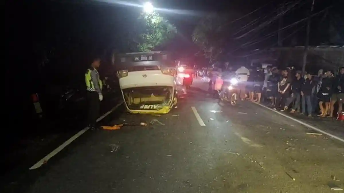 BREAKING NEWS: Pikap Grandmax 'Alief' Terguling di Maros, Sopir Tewas 10 Penumpang Luka-Luka