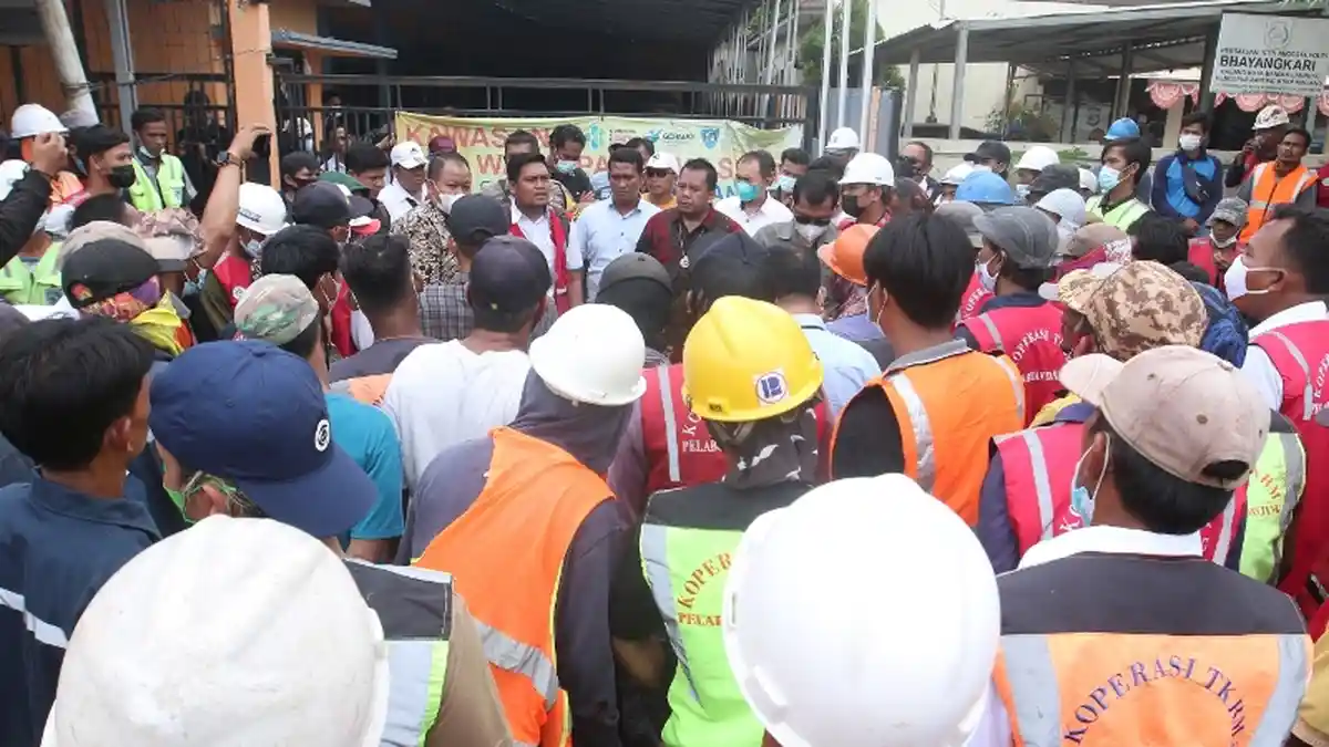 FOTO Aksi Unjuk Rasa TKBM di Depan Kantor Koperasi TKBM Pelabuhan Panjang